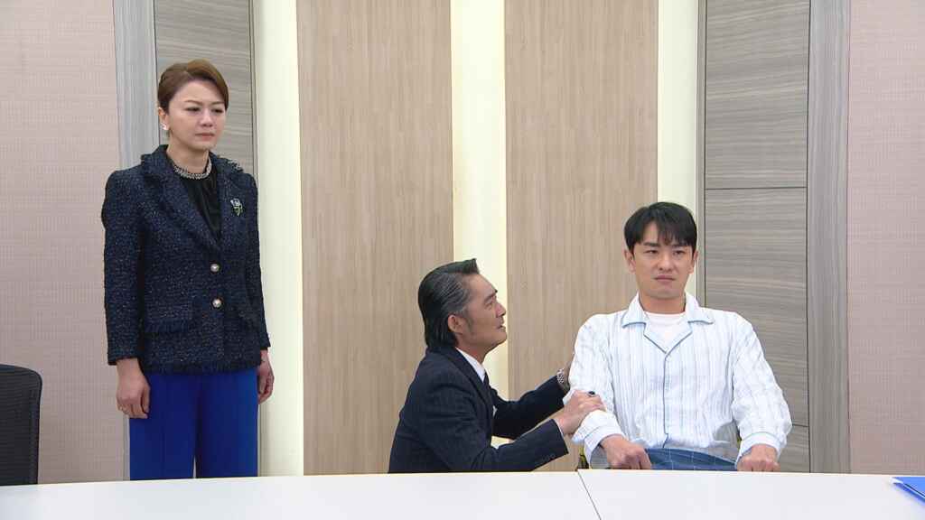 ▲江國賓在劇中得知何依霈陰謀，下跪向兒子陳謙文道歉。（三立提供）