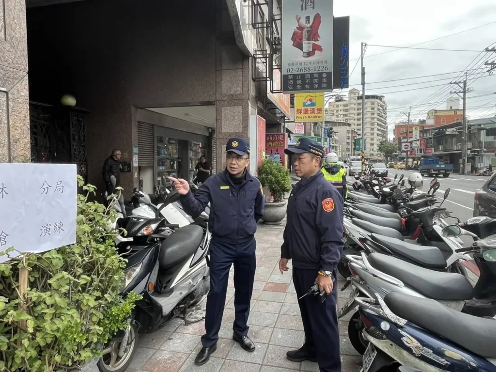 新北市樹林警分局於今(8)日下午在樹林農會圳安分部舉行防搶攔截圍捕演練