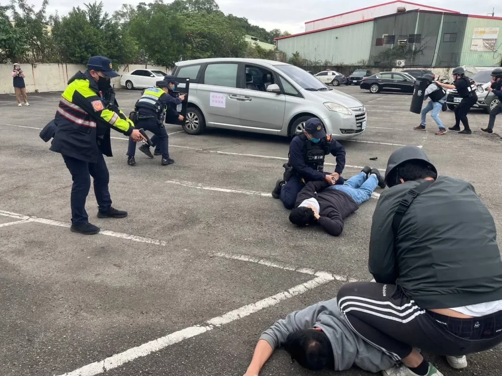 兩名搶匪終於放棄抵抗棄械投降