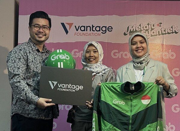 Steven Xie, Executive Director of Vantage Foundation, pictured with Rivana Mezaya, Director of Digital and Sustainability, Grab Indonesia, and a beneficiary of the Wiramudi Grab program during the Melaju Syantiek campaign event. Steven Xie, Executive Director of Vantage Foundation, pictured with Rivana Mezaya, Director of Digital and Sustainability, Grab Indonesia, and a beneficiary of the Wiramudi Grab program during the Melaju Syantiek campaign event.