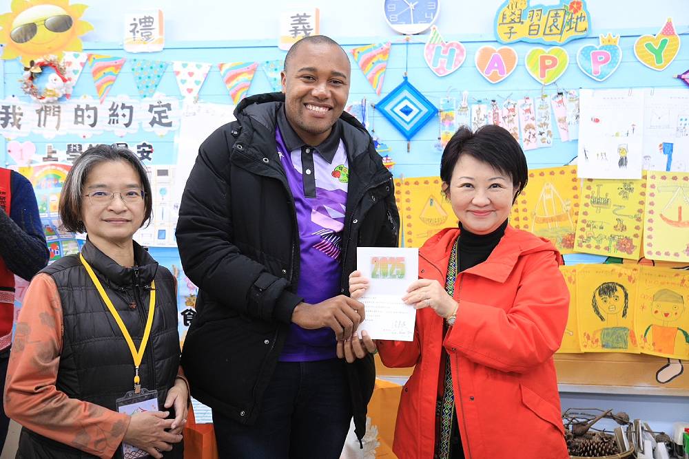 台中最偏遠小學有南非籍外師駐校　盧秀燕：攜手偏鄉雙語教育 247