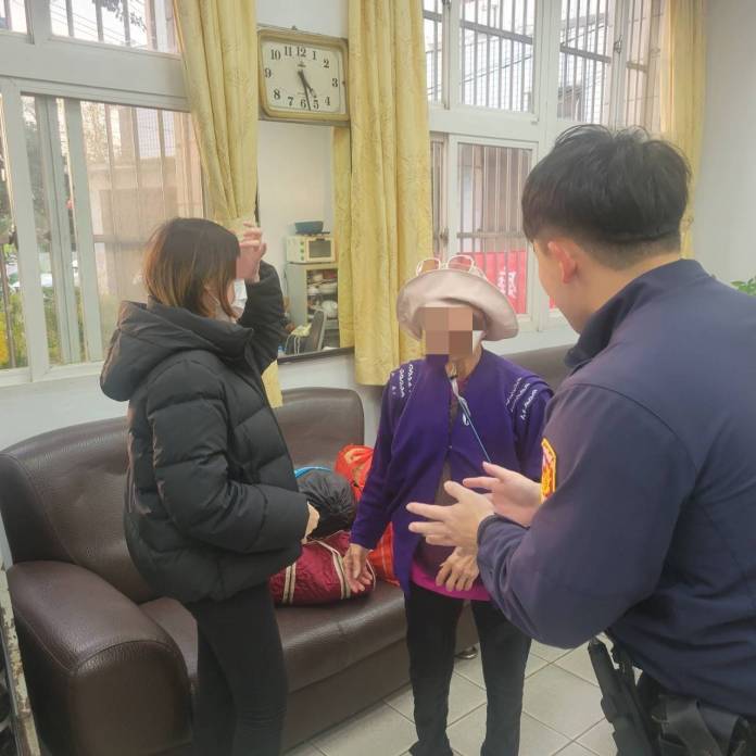 高齡婦搭車探親迷途 大園暖警助返家 59 320824 0