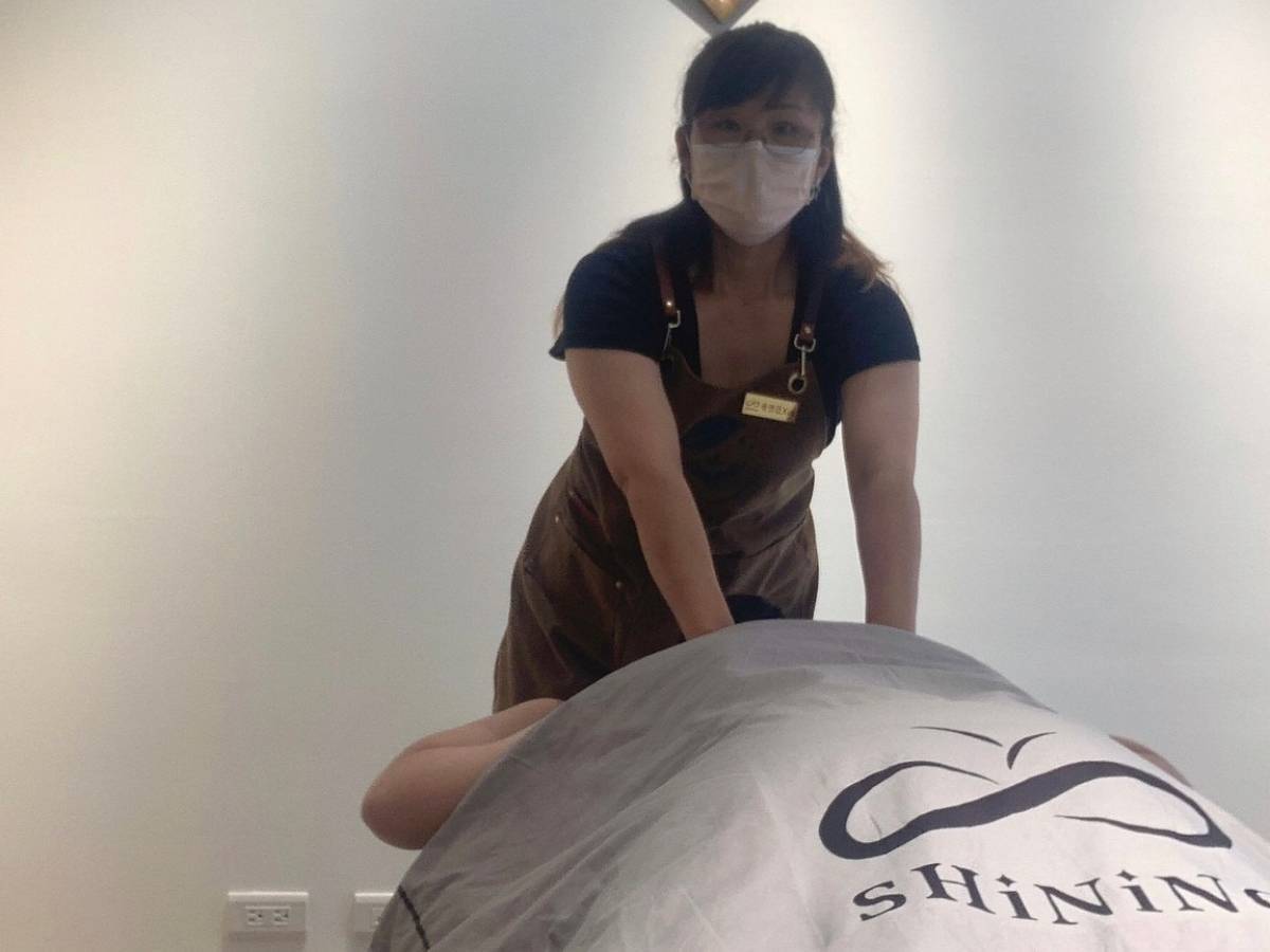 Shining香瀅美學業者李靜瀅為客人按摩中。(圖/香瀅美學提供)