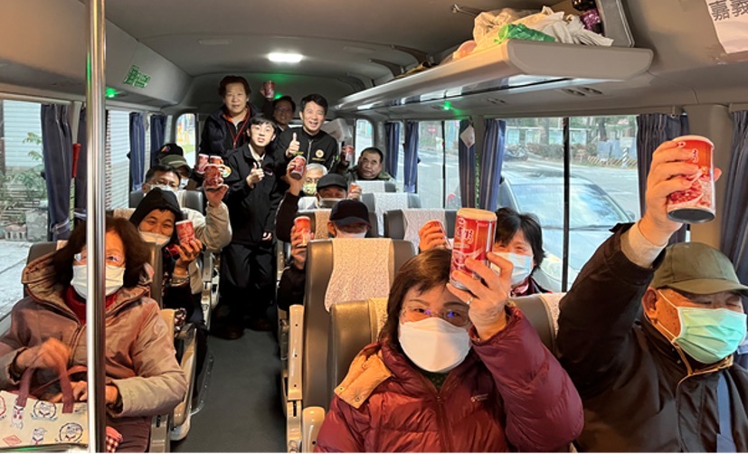 苗栗榮服處服務團隊與搭乘就醫專車榮民眷開心合影。(記者 張艷君翻攝)