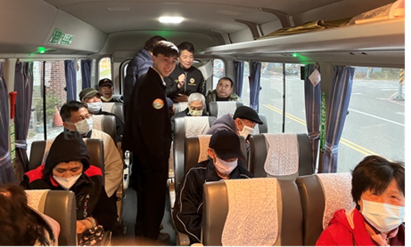 苗栗榮服處送上溫暖粥品關懷搭乘就醫專車榮民眷。(記者 張艷君翻攝)