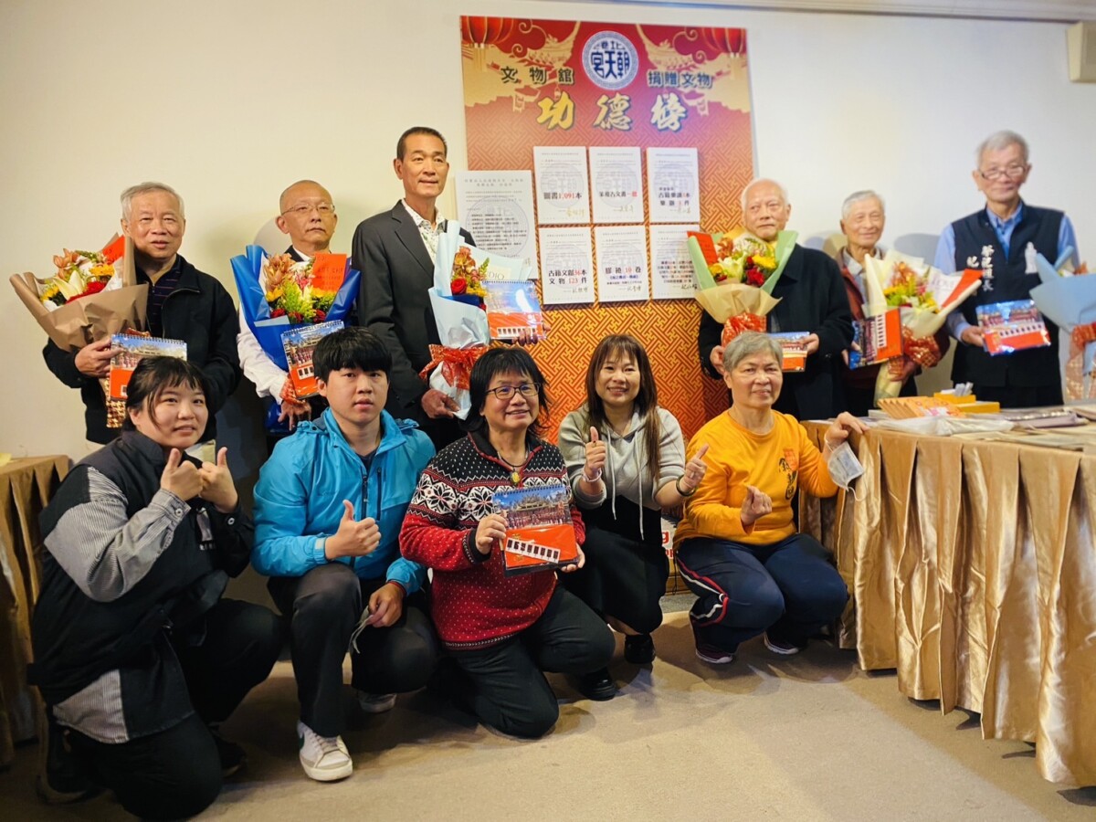 ▲國立空中大學退休教授蔡相煇、現任財團法人北港朝天宮監事主席吳俊彥、國小退休主任紀雅博、臺灣資深漫畫蒐藏家紀厚博、現任北港朝天宮祭祀組組長紀仁智,以及旅居台北的北港鎮民蔡正富,上述六人,合力捐贈超過3,147件組文物。(記者蘇峯毅攝)