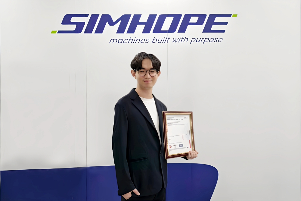 ▲信鋐工業永續長 許國輝代表領取ISO27001證書。(圖/信鋐工業提供)