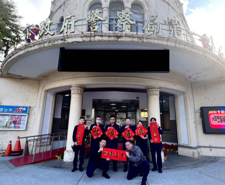 圖文:一分局退休警官揮毫送春聯 與土地公祈福交通順暢。