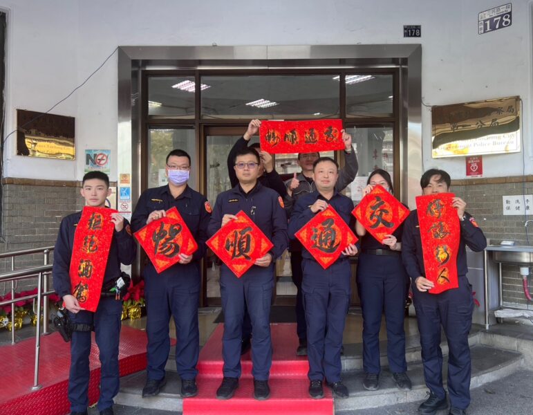 圖文:一分局退休警官揮毫送春聯 與土地公祈福交通順暢。