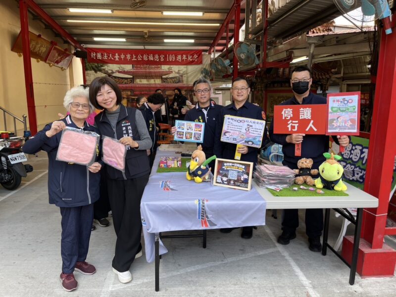 圖文:一分局退休警官揮毫送春聯 與土地公祈福交通順暢。