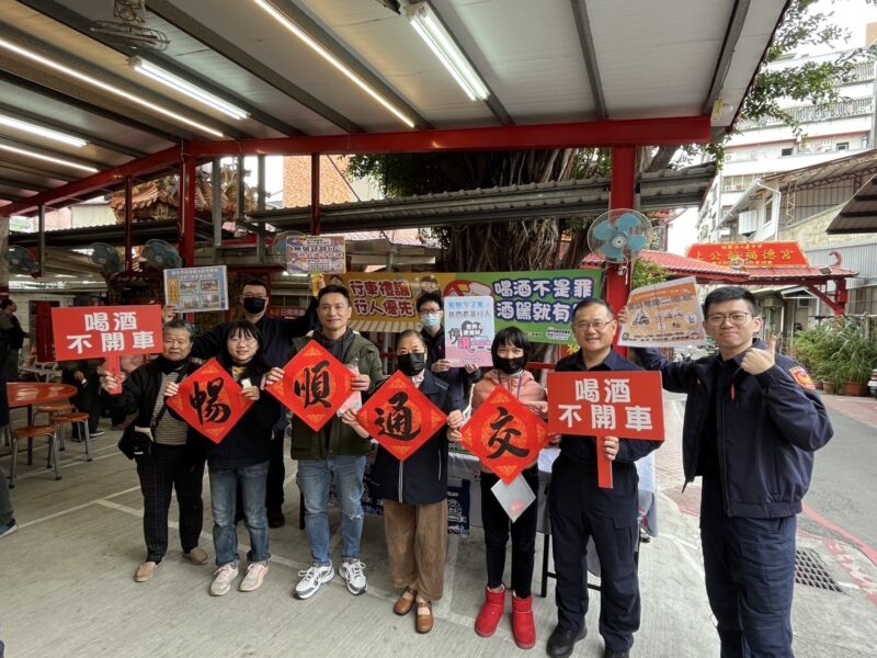 圖文:一分局退休警官揮毫送春聯 與土地公祈福交通順暢。