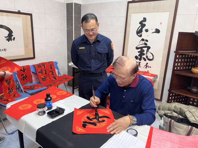 圖文:一分局退休警官揮毫送春聯 與土地公祈福交通順暢。