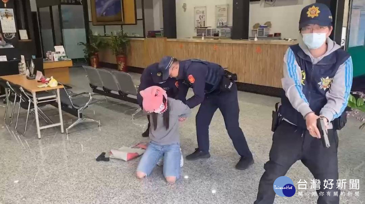 小龍寶寶假拜年真行搶。圖/彰化縣警局提供