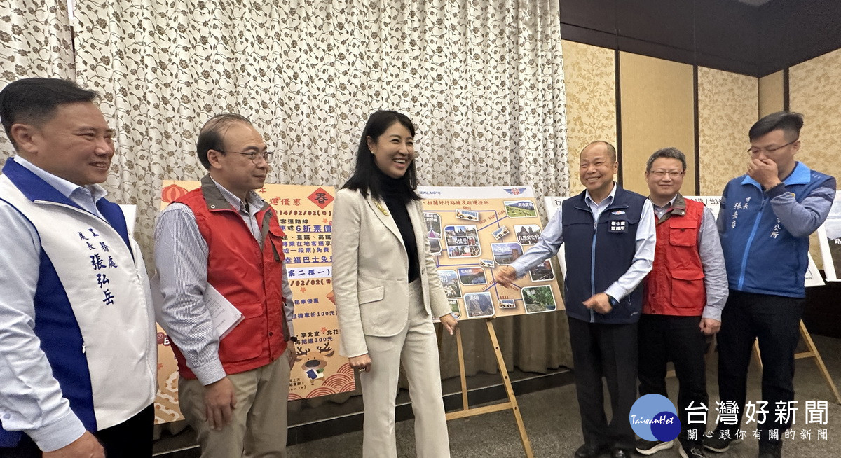 許縣長與公路局人員籲多利用大眾運輸工具。（記者扶小萍攝）