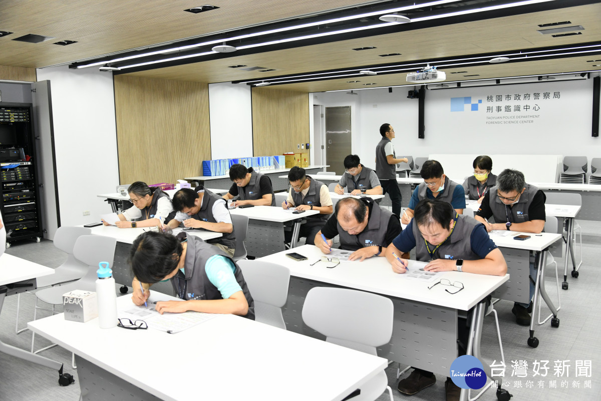 桃園市政府警察局鑑識人員進行筆試考核。