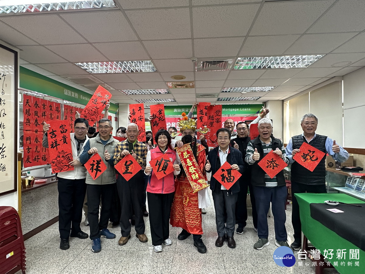 南投郵局邀請文化局長林榮森與書法名家來揮毫寫春聯。（記者扶小萍攝）