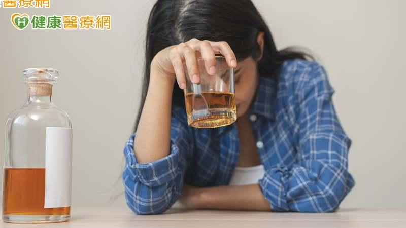 尾牙喝酒狂歡 隔天「宿醉」超難熬?營養師推「8飲食」助緩解不適!