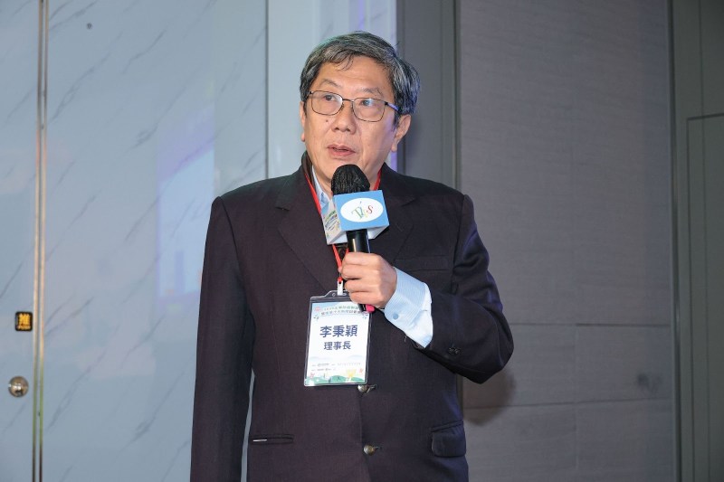 台灣疫苗推動協會理事長李秉穎醫師破解長者疫苗接種常見迷思,強調高齡者副作用比例更低、呼籲長者安心接種。
