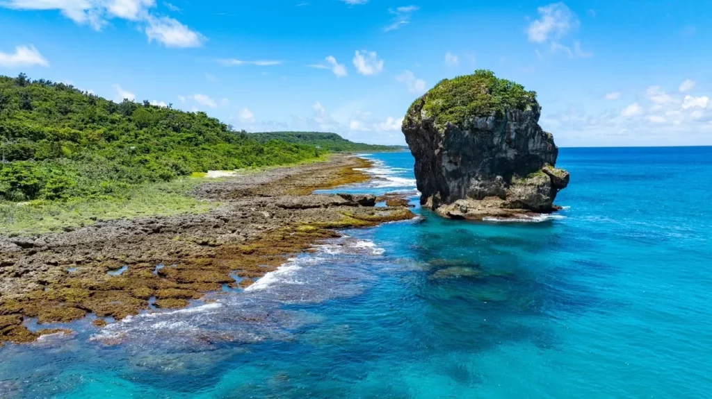 福容墾丁店的位置背山望海,坐落大圓山下,正對船帆石,還能遠眺鵝鑾鼻燈塔,是無可取代的美景。