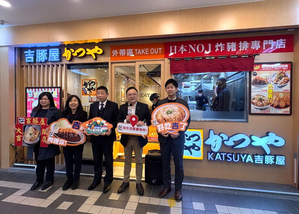 吉豚屋頂溪店開幕儀式(左起 台隆流通事業群財務長林芳瑜 、台隆流通事業群執行長陳琪瑛 、台灣吉豚屋董事長劉榮清 、台灣吉豚屋執行長林進賢 、