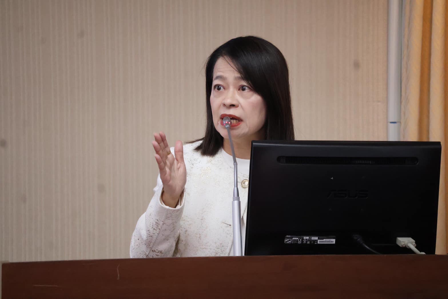揭「觀光諮詢會議」零召開 許宇甄點名行政院、交通部廢到極點 230 揭「觀光諮詢會議」零召開 許宇甄點名行政院、交通部廢到極點 229