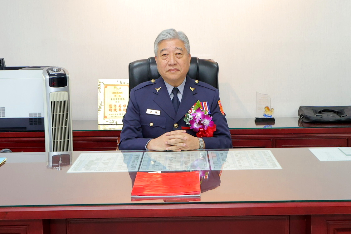 基隆警局長酒後擁抱女警「貼臉磨蹭」 警政署下令嚴查 226 基隆警局長酒後擁抱女警「貼臉磨蹭」 警政署下令嚴查 225