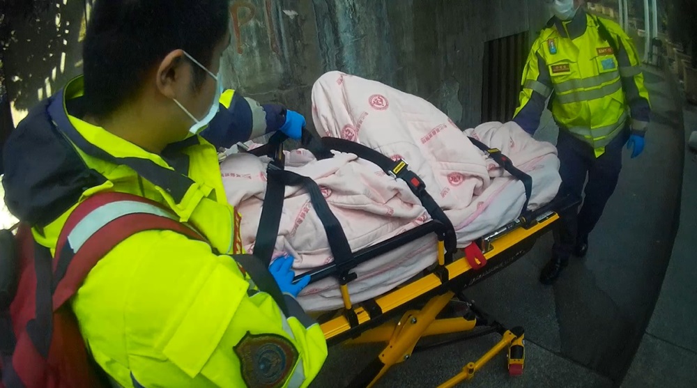 冷街中的溫暖 分享睡袋食物喊不醒及時報警救命 196 cnews204250110a02