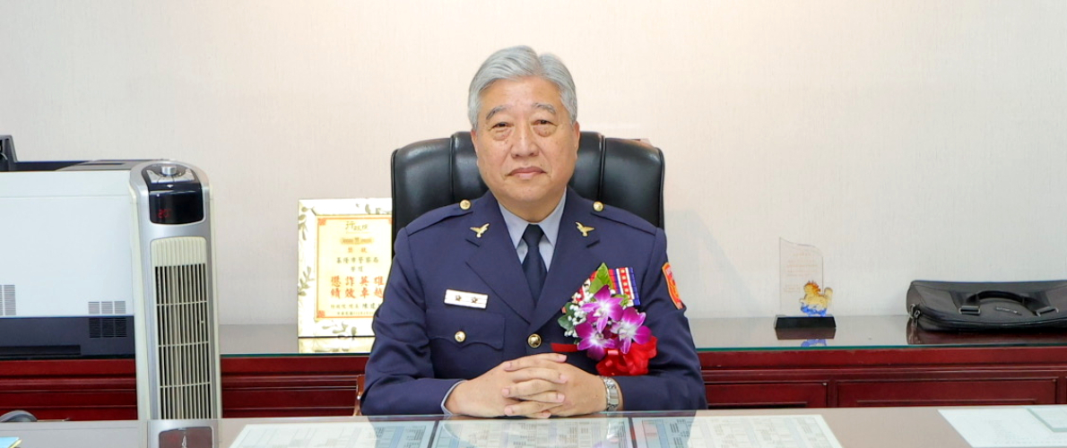 警局長酒後貼臉女警摩蹭擁抱 當事人不忍提告了 224 警局長酒後貼臉女警摩蹭擁抱 當事人不忍提告了 223