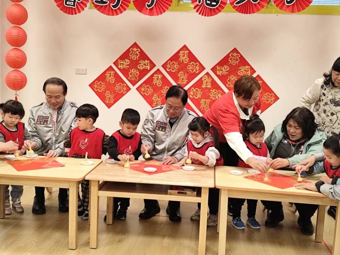 張善政赴中堅非營利幼兒園 與幼童攜手DIY春聯 77 45041 0