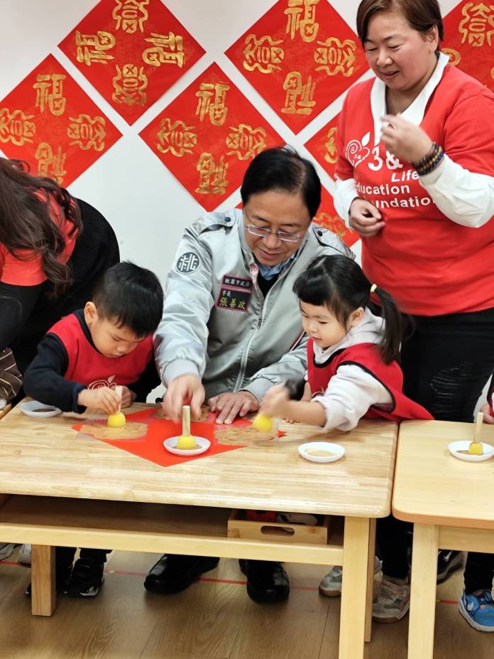 張善政赴中堅非營利幼兒園 與幼童攜手DIY春聯 78 45048 0