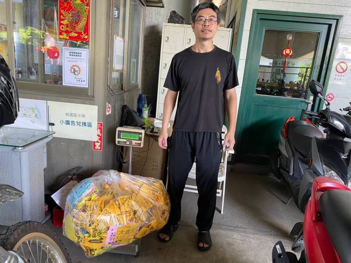 桃園環保局辦理「撕除小廣告換好禮」 大獎幸運兒出爐 82 S 36118683 0