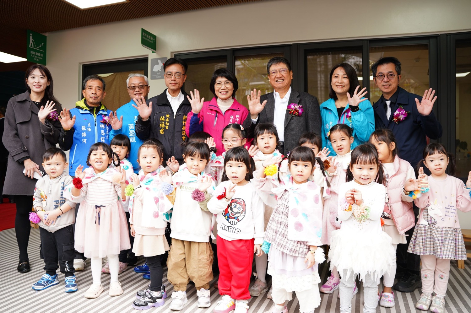 明新科大師資培育中心承辦的博愛非營利幼兒園落成揭牌,幼兒們可愛打扮,與來賓開心合影,現場氣氛熱絡。(圖/記者林照東翻攝)