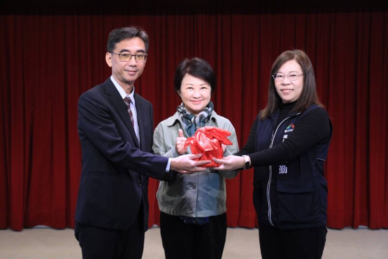 圖文:中市運動局長游志祥真除 盧秀燕期勉任重道遠攜手提升台中運動風氣與成績。