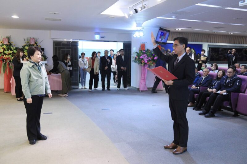 圖文:中市運動局長游志祥真除 盧秀燕期勉任重道遠攜手提升台中運動風氣與成績。