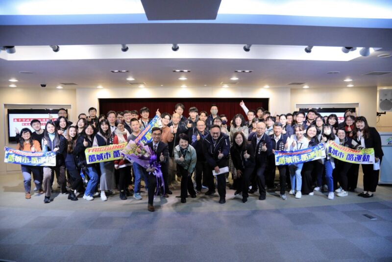 圖文:中市運動局長游志祥真除 盧秀燕期勉任重道遠攜手提升台中運動風氣與成績。