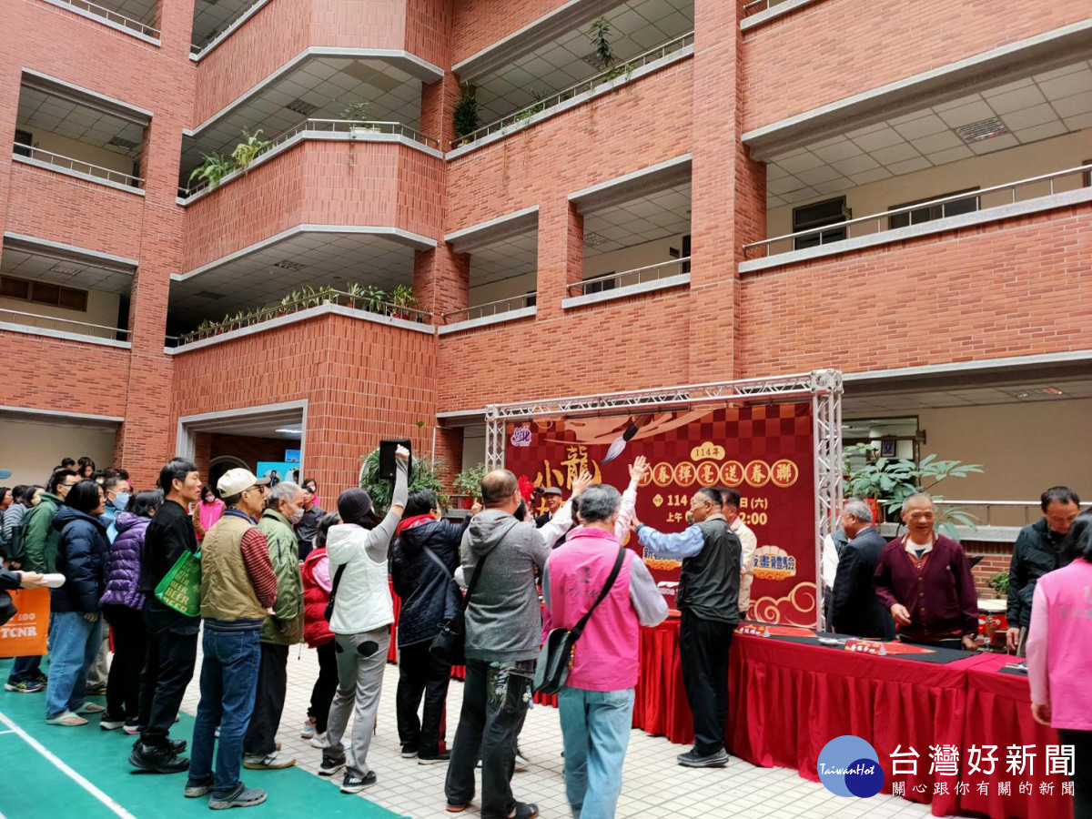 小龍納百福迎新年,名家揮毫送春聯活動現場「有獎徵答」民眾搶答。圖/記者鄧富珍攝