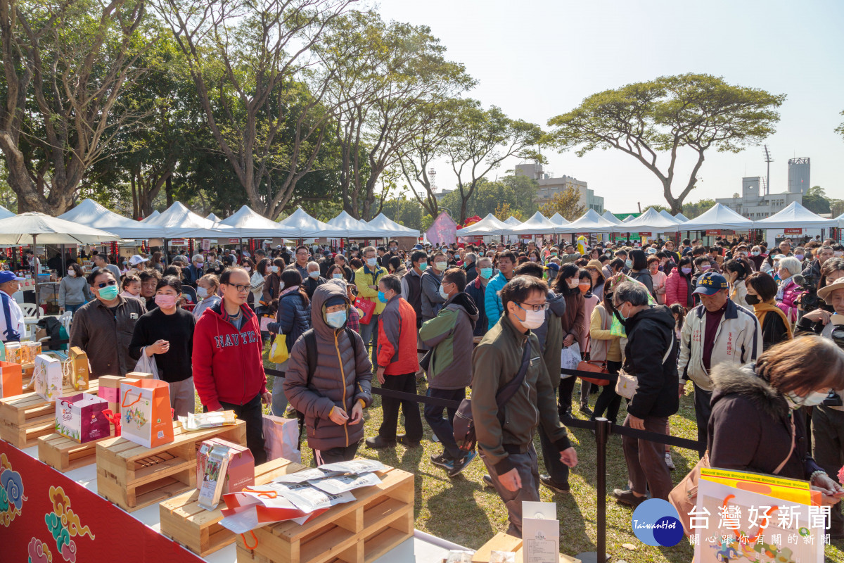 嘉義縣一年一度的年貨市集今、明兩天在縣政府前廣場盛大開幕／嘉義縣府提供