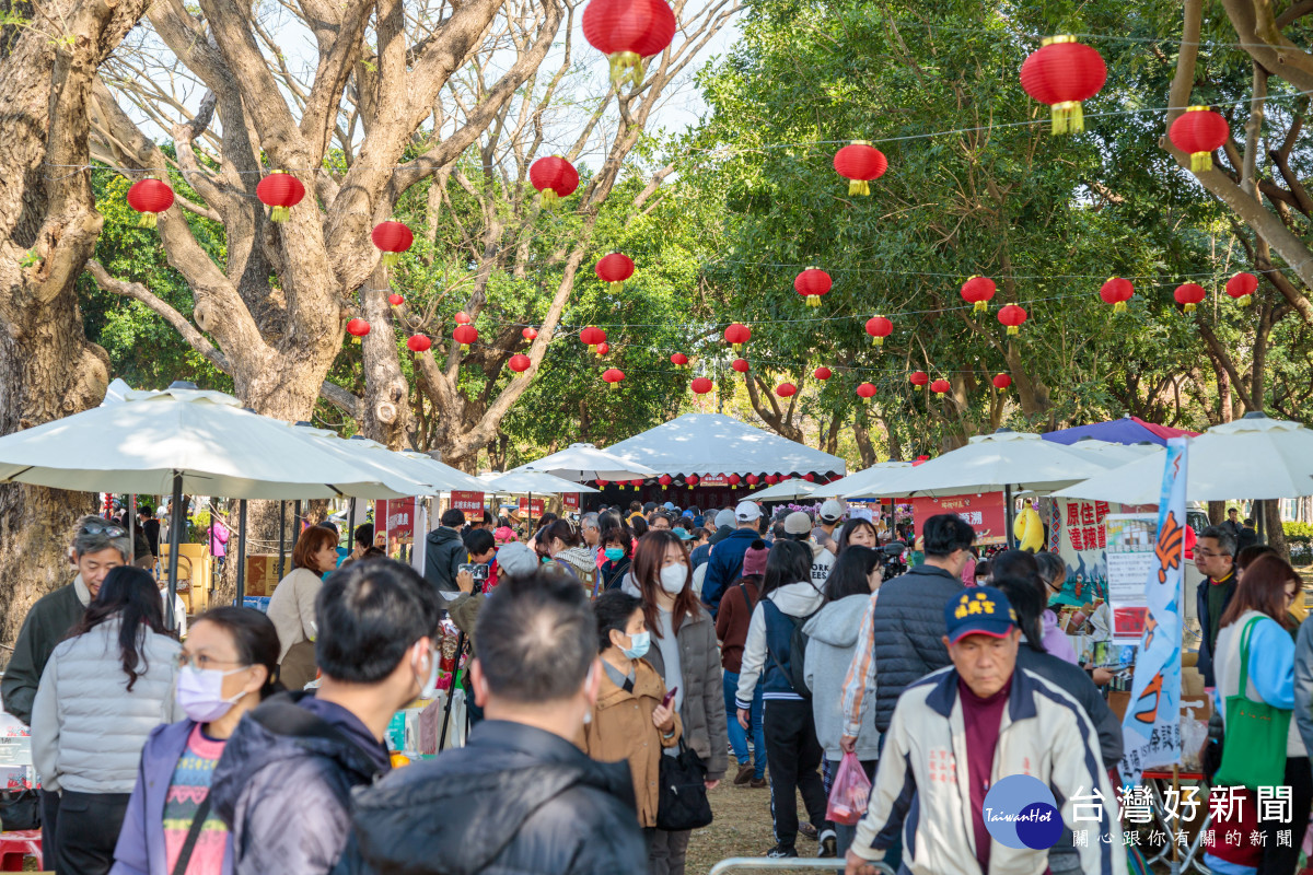 嘉義縣一年一度的年貨市集今、明兩天在縣政府前廣場盛大開幕/嘉義縣府提供