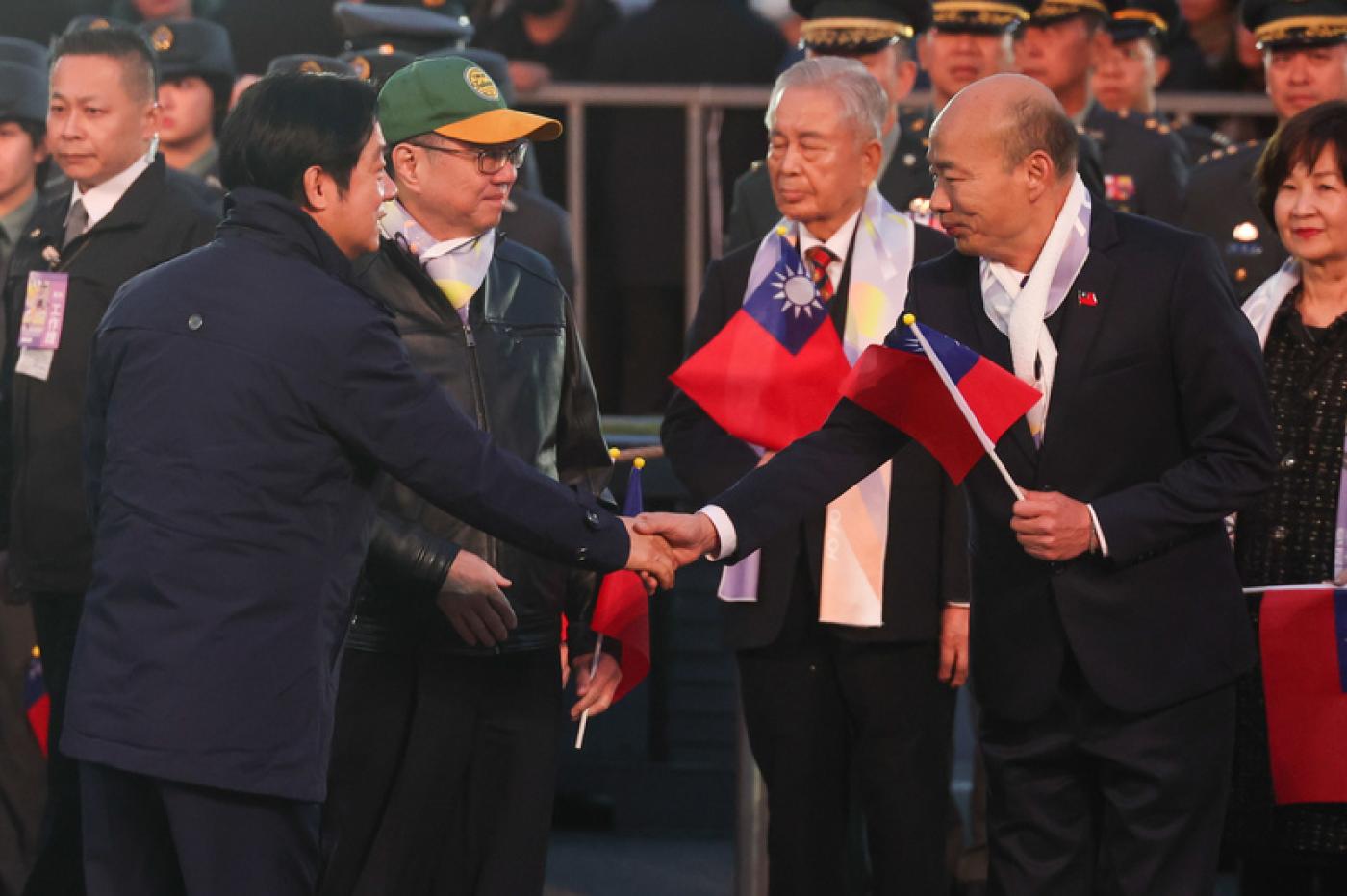 總統賴清德(前左)與立法院長韓國瑜(前右)在元旦升旗典禮結束後握手致意。中央社