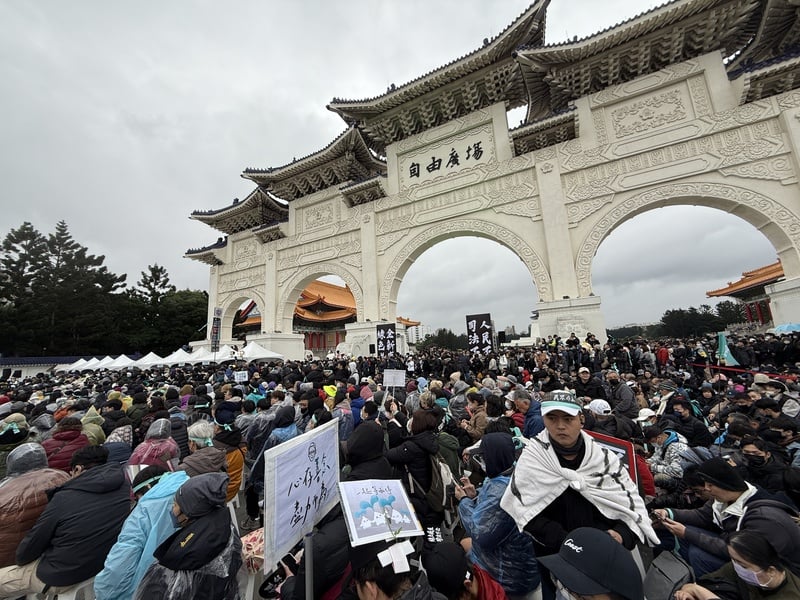 台灣民眾黨11日在台北自由廣場舉辦集會,現場大批群眾不畏寒風,齊聚高喊「綠色威權,釘孤枝」等口號。中央社