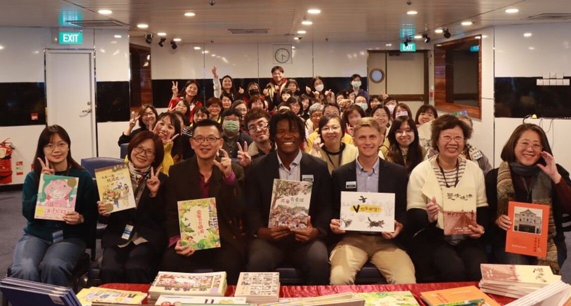 世界最大海上圖書館 喜見「好繪芽」得獎作品 高市圖贈書「望僕號」展現台灣創作能量