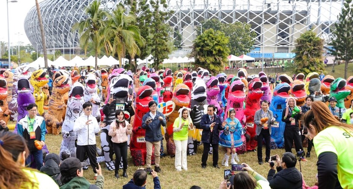 2025高雄富邦馬拉松開跑!最速恐龍爭霸賽熱鬧登場