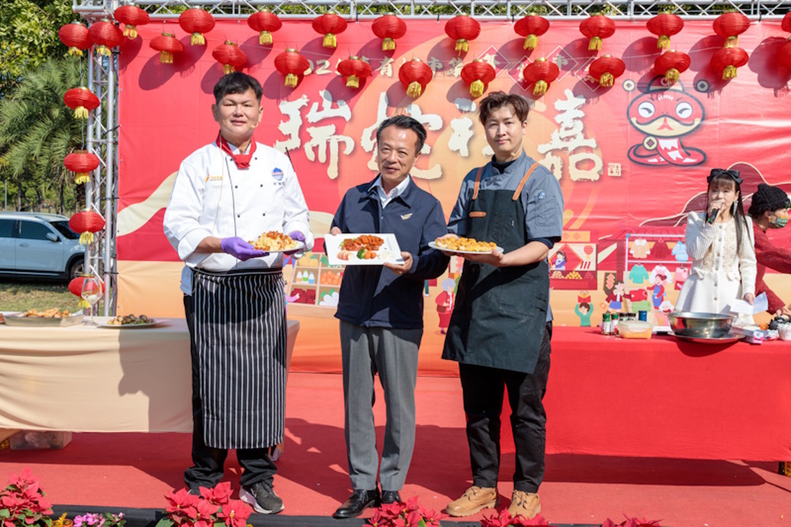 一年一度迎春盛事 鄉親大排長龍領紅包 嘉義縣年貨市集創意料理迎新春