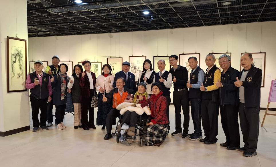 ▲嘉義縣文化觀光局徐佩鈴局長（右七）到場祝福。（圖/記者陳惲朋翻攝）