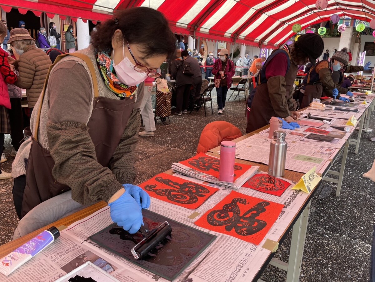 ▲年畫拓印體驗。(圖/記者顏淑娟翻攝)