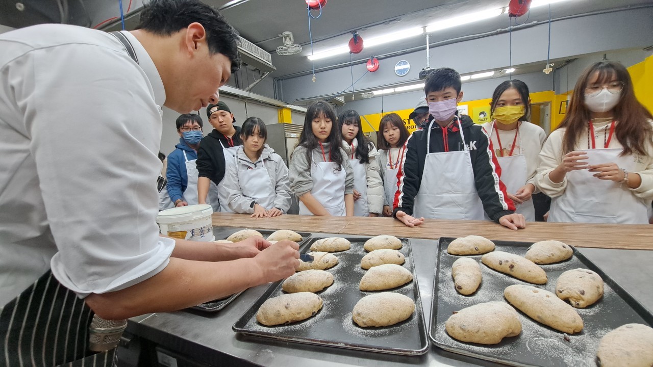 世界麵包冠軍得主陳永信教授親自授課,學生專注的學習。