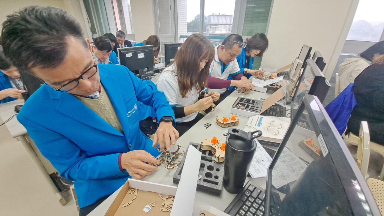不只學生親自學習無人機的組裝實作,國際扶輪3490地區扶少委員會 委員們也下場參與學習,體驗無人機組裝的樂趣。