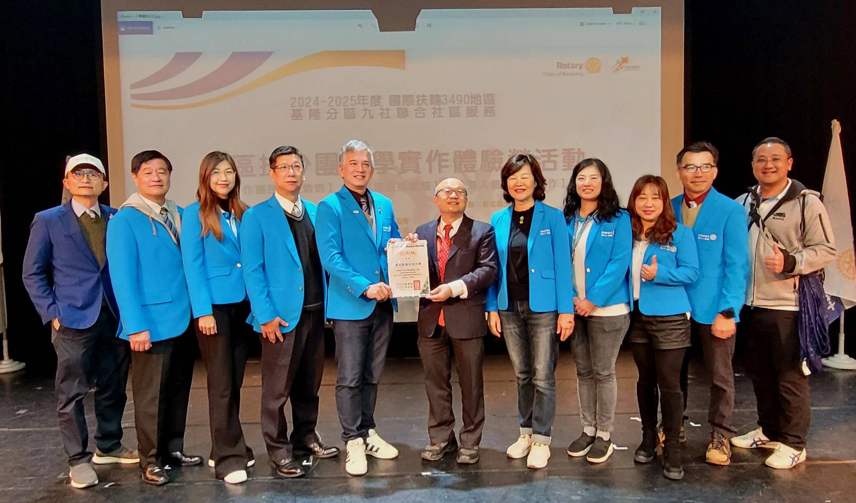 國際扶輪3490地區扶少團委員會主委李正勛(右6)代表感謝崇右影藝科技大學協助辦理這次體驗學習豐富的課程,崇右影藝科技大學校長蕭源都(左6)代表接受。