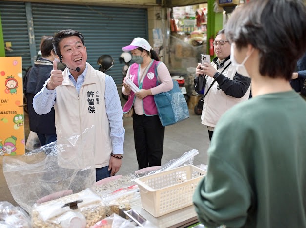 2025高雄過好年活動起跑， 立委許智傑現身，展現高人氣