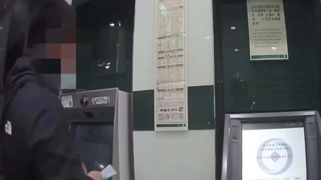 樹林警分局員警於深夜巡邏,在一家銀行ATM提款機前,發現1名36歲徐姓男子以多張提款卡連續提領現金